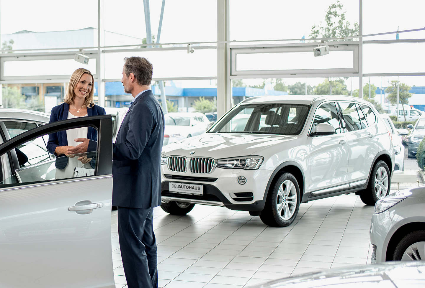 Verkäufer und Käuferin DB Autohaus Premium Maintal